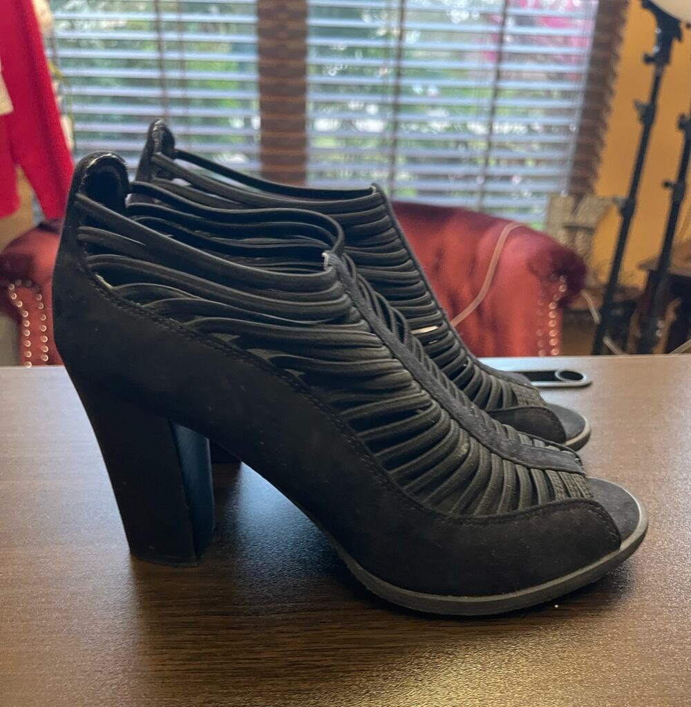 Mia Shellie Black leather PeepToe heels Nova Suede Booties size 7 ($109 retail)